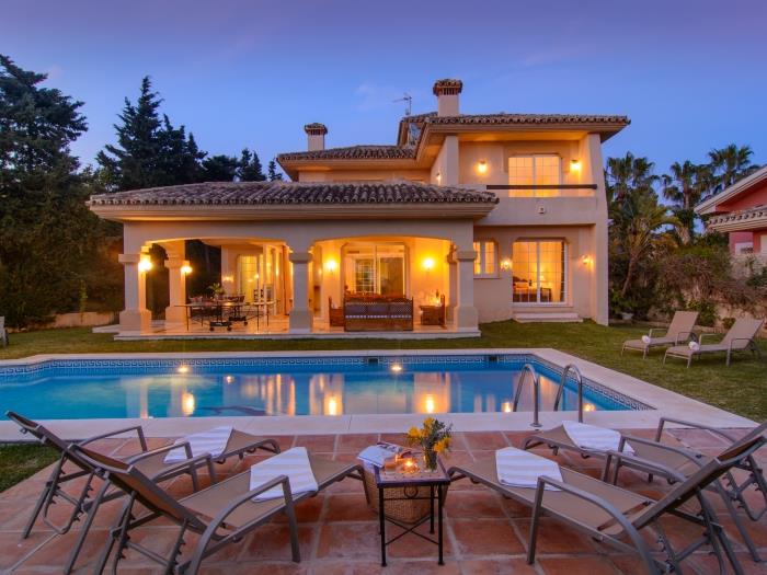 South oriented villa with pool and large garden