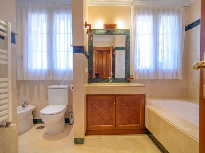 En suite bathroom with bathtub, sink, bidet