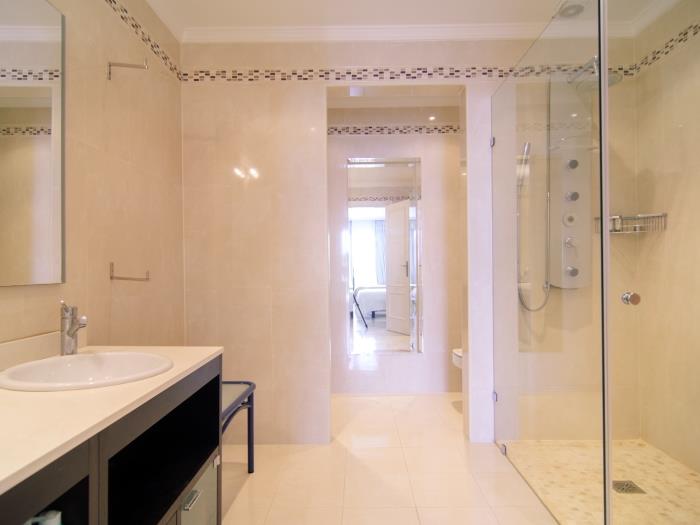 En suite bathroom with walk in jacuzzi shower