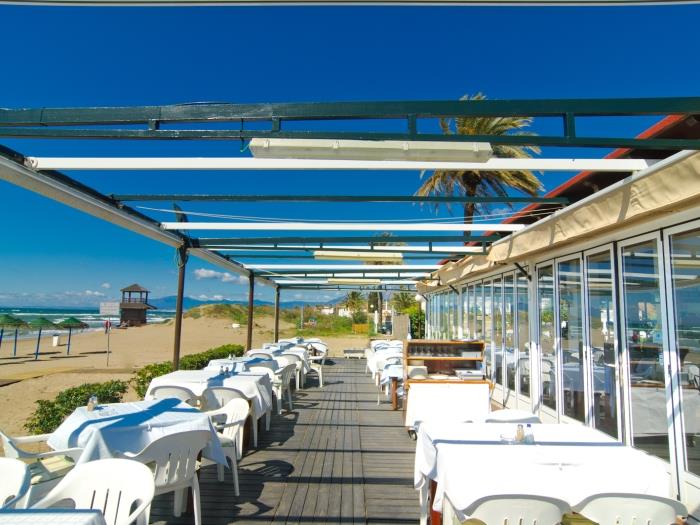 Perla Blanca restaurant right on the beach