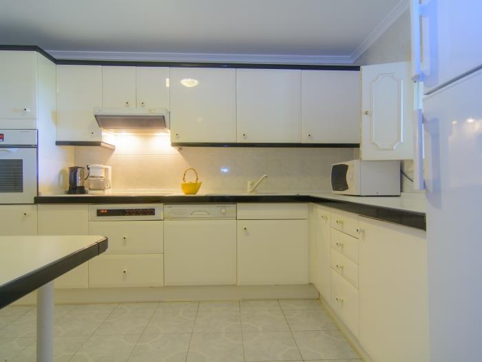 Fully equipped kitchen w/ oven, microwave, stove