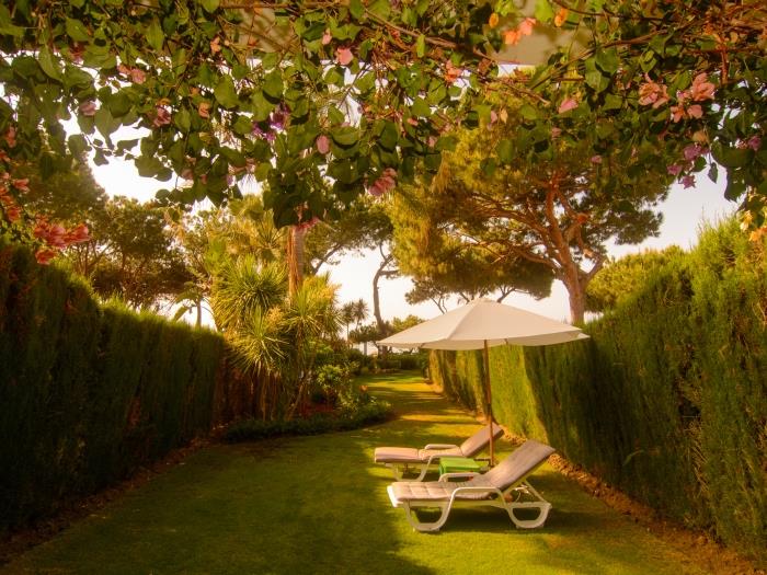 Beautiful private garden (200m2) w/ exit to beach