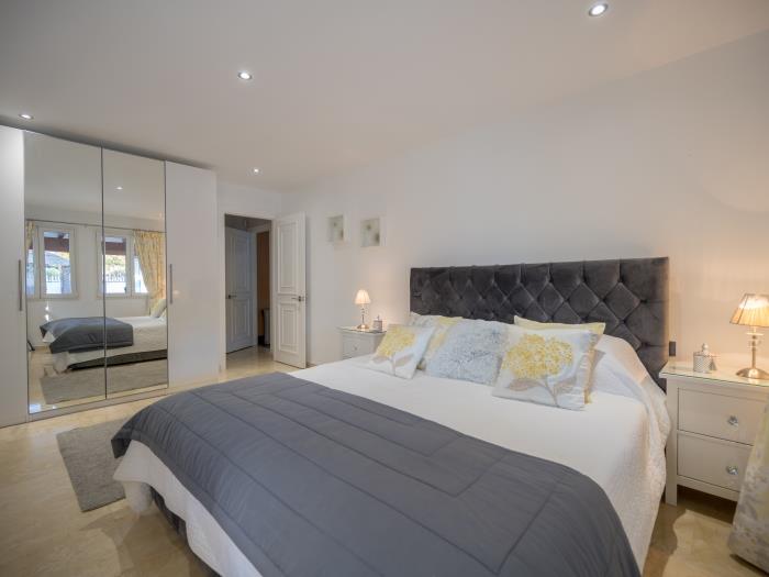 Double bed, recessed wardrobes in the guest bedroom with double bed and nightstands with lamps