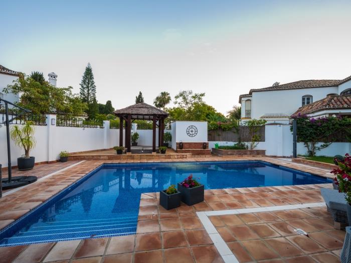 Elegant beachfront 4-bedroom villa in Benamara urbanization with private pool (8x4m)