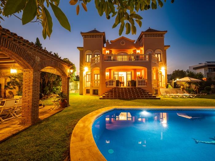 6 bedroom villa with large pool and BBQ area