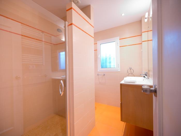 Family bathroom with walk-in shower, sink, toilet