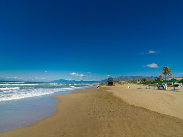 Playa de la Vibora with smooth sea entrance