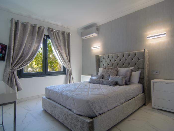 Guest bedroom with double bed (160x200cm), air conditioner, TV, wardrobes