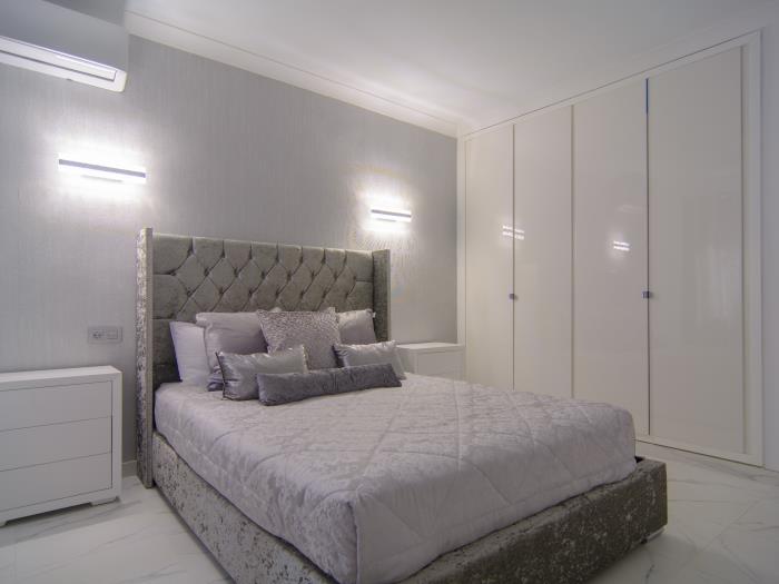 Guest bedroom with double bed (160x200cm), table for laptop, air conditioner, wardrobe