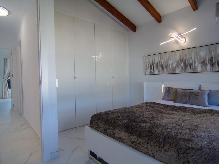Guest bedroom with double bed (160x200cm) and access to family bathroom