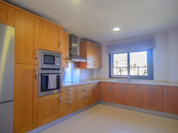 Kitchen with refrigerator, microwave, vitro ceramic, refrigerator, kettle, coffee maker