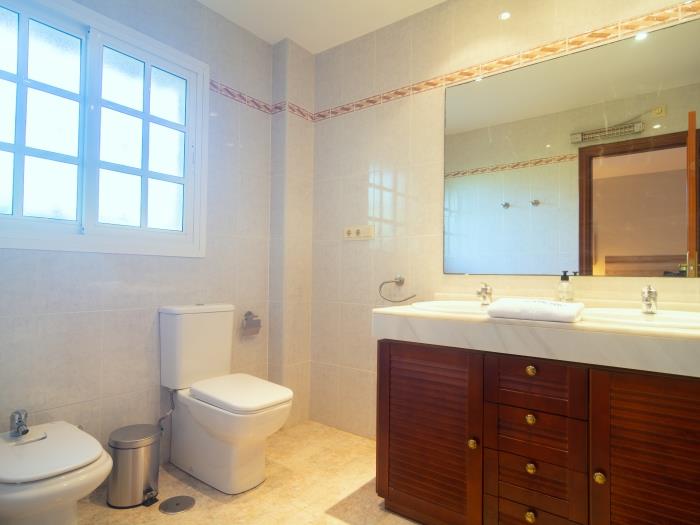 En suite bathroom that is fully equipped: double sink, bidet, toilet, bathtub
