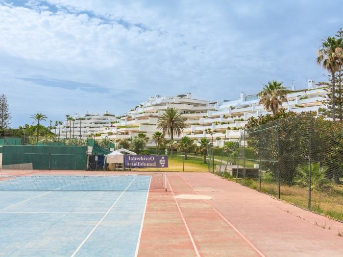 Excellent conditions for tennis lovers and golf practice in the urbanization