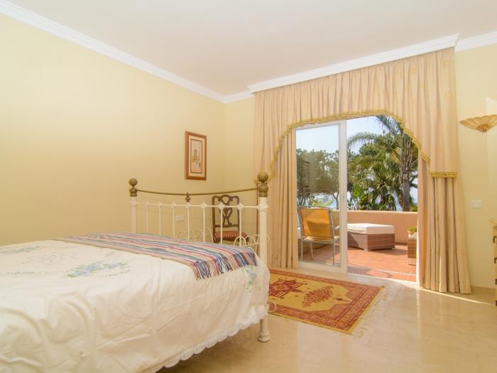 Double bed with sea views in the master bedroom with exit to terrace
