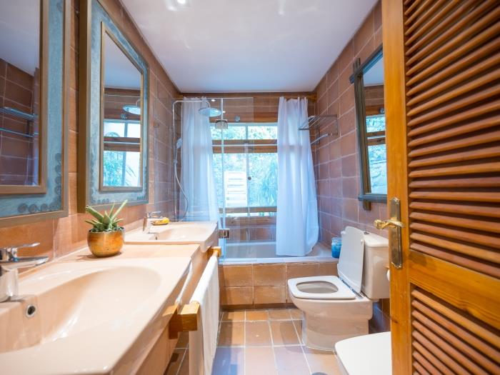 Family bathroom with bathtub, shower, double sink, toilet and bide