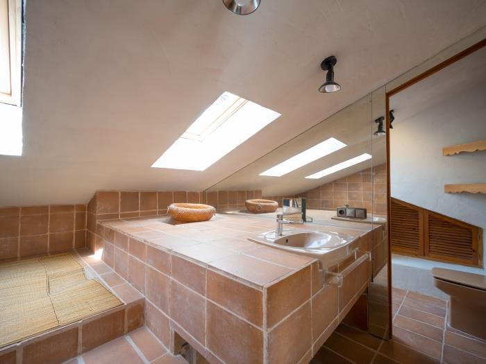 Family bathroom with bathtub, sink, toilet and bide on the first level of the villa