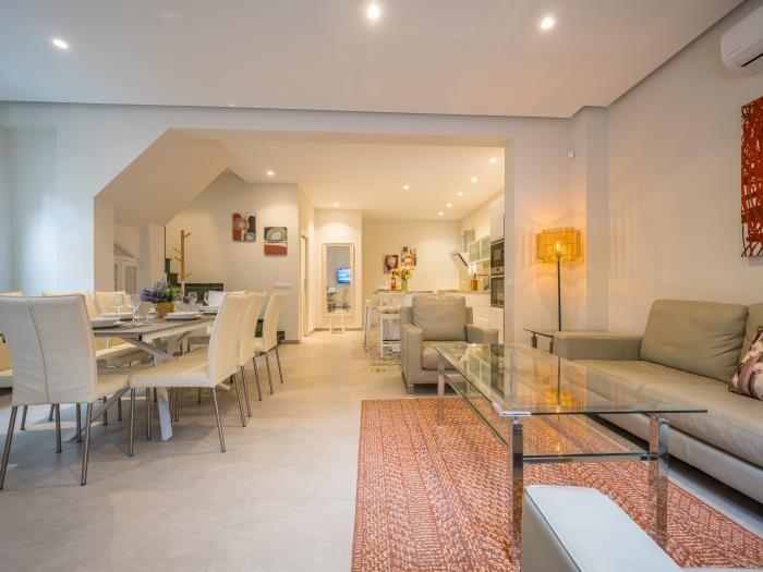 Spacious livingroom with open plan kitchen and dining table for 8