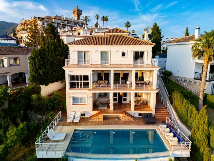 Amazing villa with swimming pool and spacious terraces