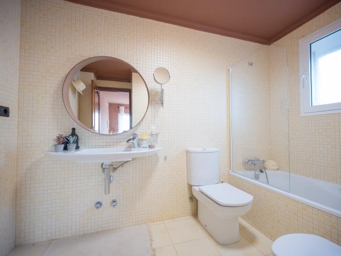 En suite bathroom with bathtub, toilet, bidet, sink and mirror