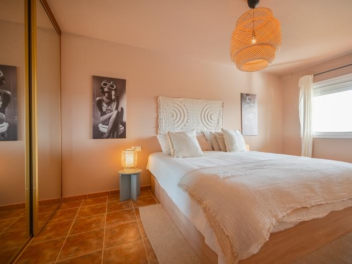 Double bed an recessed wardrobe in bedroom